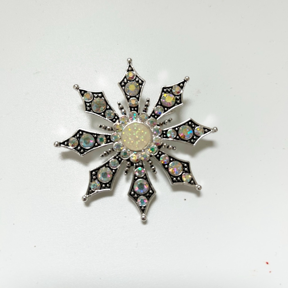 Vintage 8 Point Silver Toned Star Brooch w/ Rhinestones